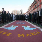 Procesión de la Virgen Nuestra Señora de San Lorenzo a su paso por la alfombra floral de la plaza Mayor