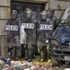 Agentes de la Policía Nacional, en la Jefatura Superior de la Via Laietana de Barcelona, el pasado 18 de octubre.-MANU MITRU