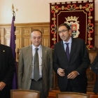 El diputado de Servicios Sociales, Jesús Tapia; el alcalde de Palencia, Alfonso Polanco; el rector de la Universidad de Valladolid y presidente de su Fundación General, Daniel Miguel; y el delegado de la Junta, Luis Domingo González; en la firma de un con-Ical