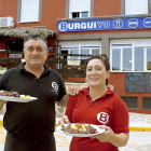 Alejandro Conde y Margarita Sánchez, a la entrada de su restaurante Burguiyo, que está junto al embalse del Burguillo.-ARGICOMUNICACIÓN
