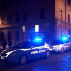 Oficiales de policía y personal médico acuden al lugar de la pelea entre aficionados de Lazio y Sevilla.-EL PERIÓDICO