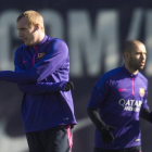 Mathieu se ejercita  junto a Mascherano en un reciente entrenamiento del Barça en Sant Joan Despí.-Foto: JORDI COTRINA