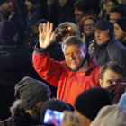 Klaus Iohannis (centro) saluda a los manifestantes en una concentración contra el Gobierno, en Bucarest, el 22 de enero.-EFE / ROBERT GHEMENT