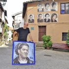 Florencio Maíllo, con uno de los cuadros de gran formato del proyecto artístico Retrata2-388, en una de las calles de Mogarraz donde, desde hace cinco años, cuelgan los retratos de sus antiguos vecinos.-ARGICOMUNICACIÓN