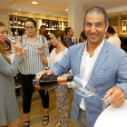 El experto en vinos Ugo Moreno durante la cata libre en la tienda El Buen Gusto.-J.M. LOSTAU