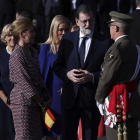 Cospedal junto a Rajoy momentos antes del comienzo del desfile del Día de la Fiesta Nacional.-EFE