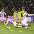 Ünal y Guardiola no llegan al balón tras un centro de Óscar Plano cuando el marcador señalaba el 0-0 inicial, anoche en Zorrilla.-MIGUEL ÁNGEL SANTOS