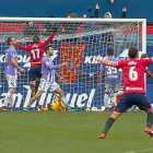 Los jugadores de Osasuna celebran el tercer gol ante la desesperación de los blanquivioleta, ayer en El Sadar.-PHOTO-DEPORTE