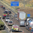 La Guardia Civil retira los vehículos implicados en el accidente en la A-62.-JOSÉ C. CASTILLO