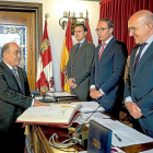 Al inicio del Pleno se hizo efectiva la toma de posesión del nuevo diputado provincial, Mariano Suárez Colomo, del grupo socialista.-EL MUNDO