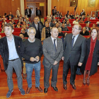 ngel Hernández, Agustín Prieto,  Daniel Miguel, Juan Vicente Herrera y Silvia Clemente y, detrás, Rosa Valdeón y Fernando Rey, ayer, en el acto inaugural en el Paraninfo de la Universidad de Valladolid.-J.M. Lostau