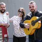 Ángel García (guitarra), compositor de 'Ríos de lágrimas', acompañado de Pau Oliva (teclado) y Anabel Aullon (voz).-JOAN CORTADELLAS