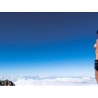 La modelo Playboy Jaylene Cook desnuda sobre el monte Taranaki en la foto de la polémica.-INSTAGRAM