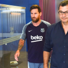 Leo Messi y el doctor Ricard Pruna, en los servicios médicos de Sant Joan Despí.-PACO LARGO