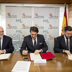 Jesús Julio Carnero, Juan Carlos Suárez-Quiñones y Alberto Magdaleno ayer, en la firma del convenio.-EL MUNDO