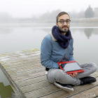 El logopeda Alberto Martín muestra la aplicación en el embarcadero del Lago de la localidad vallisoletana de Laguna de Duero.-J. M. LOSTAU