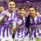 Calero, Toni y Anuar celebran el ascenso el pasado sábado.-J.M.LOSTAU