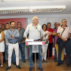 El candidato a la secretaría general de Palencia, Agustín Martinez(C), acompañado de otros miembros de las plataformas de militantes del PSOE de Castilla y León, antes del encuentro en Palencia.-ICAL