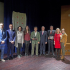Victorino Martín, en el centro, y Antonio Aguado, derecha, con alguno de los asistentes a la gala.-J. C. CASTILLO