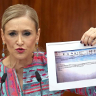 Cifuentes sostiene un papel-DAVID CASTRO