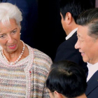 El presidente de China, Xi Jinping, charla con la directora del FMI, Christine Lagarde.-REUTERS / DAVID GRAY