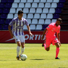 El centrocampista Anuar conduce el balón ante un rival, ayer en Zorrilla.-BALCAZA