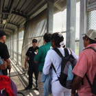 Inmigrantes centroamericanos acompañados por las autoridades de los EEUU.-EFE