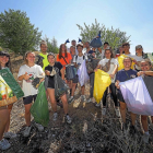 Varios jóvenes de Parquesol durante la recogida de basura en el barrio.-MIGUEL ÁNGEL SANTOS / PHOTOGENIC
