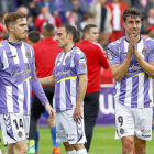 Jaime Mata se lamenta tras la derrota del Real Valladolid frente al Sporting.-J. M. LOSTAU