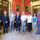 El alcalde de Valladolid, Óscar Puente, firma un convenio para la intervención socioeducativa con menores y jóvenes de Delicias, con la Fundación La Caixa.-ICAL