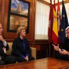 La defensora del Pueblo, Soledad Becerril, se reúne con el alcalde de León Antonio Silván(D) y el Defensor del Común, Javier Amoedo (I).-ICAL
