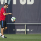 Valverde, en un entrenamiento del Barça en la ciudad deportiva.-JORDI COTRINA