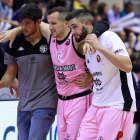 MacKenzie sale del campo con la ayuda del fisioterapeuta y Astilleros.-J. M. LOSTAU