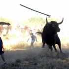 Un participante arroja una lanza al astado en una reciente edición del Toro de la Vega.-Pedro Armestre