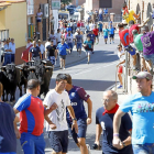 El primer encierro urbano de ayer en la calle La Real de Serrada.-J.M. LOSTAU