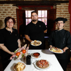 Saúl Salamanqués, dueño del establecimiento, flanqueado por sus padres Francisco, jefe de cocina y Mari Carmen, encargada de atender a las mesas que se concentran en el comedor.-J.M. LOSTAU