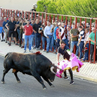 El ‘Toro de la Vendimia’ durante el encierro urbano celebrado ayer en Rueda.-J.M. LOSTAU