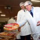 Herrera sostiene una pizza de Campofrío recién terminada en la fábrica olvegueña-Álvaro Martínez