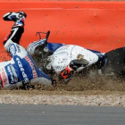 Héctor Barberá cae de su moto en Silverstone (2015).-AP / RUI VIEIRA