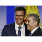 Pedro Sánchez abraza al presidente de Colombia, Iván Duque. /-FERNANDO VERGARA / AP