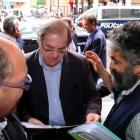 El presidente Herrera asiste a un acto político en León; en la imagen, un ganadero le entrega un papel con peticiones del sector lácteo.-ICAL
