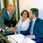 Carnero dialoga ayer con el diputado Alberto Magdaleno durante el Pleno de la Diputación Provincial.-EL MUNDO