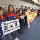 Familiares y compañeros de los ciclistas víctimas del accidente se concentraron para exigir medidas más duras contra la imprudencia al volante.-J.M. LOSTAU