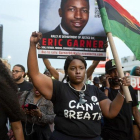 Activistas protestas por la muerte de Eric Garner ocurrida hcae cinco años en manos de la policía de Nueva York.-AP