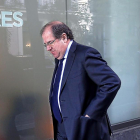 Juan Vicente Herrera camina frente a la sede del PP de Madrid.-JUAN LÁZARO