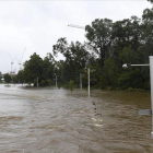Una calle anegada por el agua tras las inundaciones provocadas por las fuertes lluvias caídas tras el paso del ciclón "Debbie", en el sur de Brisbane, Queensland (Australia).-EFE