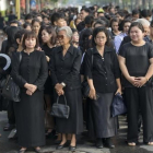 Tailandeses de duelo por la muerte del rey.-AP / GEMUNU AMARASINHE