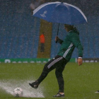 El árbitro, el holandés Kuipers, comprueba las dificultades para que ruede el balón, esta noche en el Etihad.-AP / DAVE THOMPSON