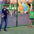 El alcalde de Valladolid, Óscar Puente, juega al padel en la pista que Iberdrola ha instalado en la Plaza Mayor de Valladolid con motivo del World Padel Tour-ICAL