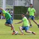 Alfaro roba el balón a Pereira durante un entrenamiento.-M.Á. Santos